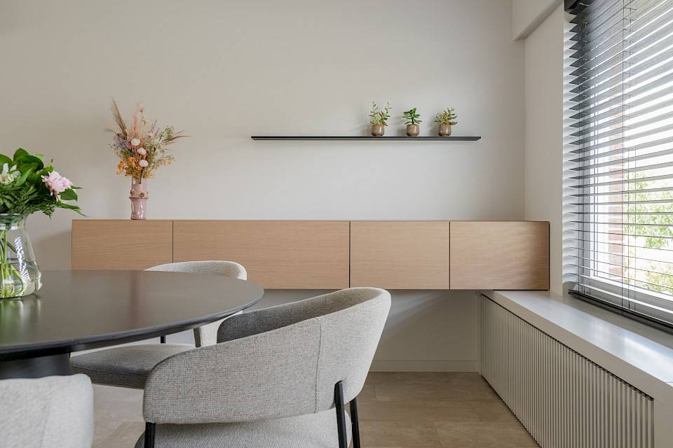 Persoon maakt aantekeningen van een bouwproject.