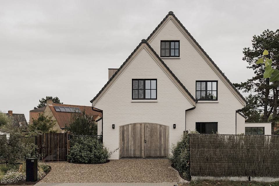 3 personen in overleg over een bouwproject op de werf.