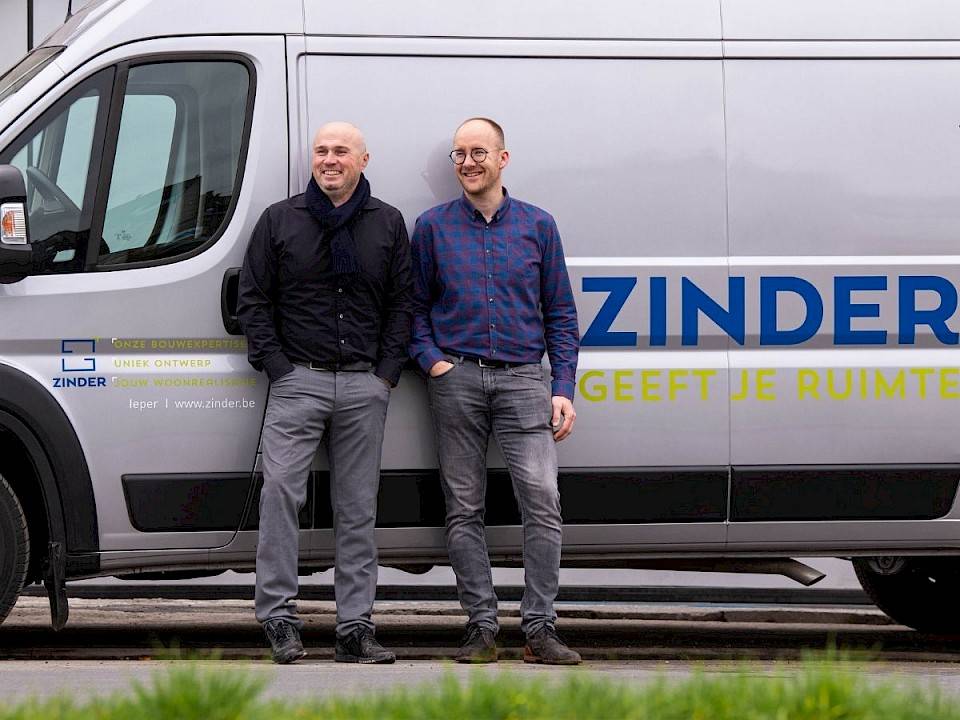 2 mannen die poseren voor de bestelwagen van Zinder.